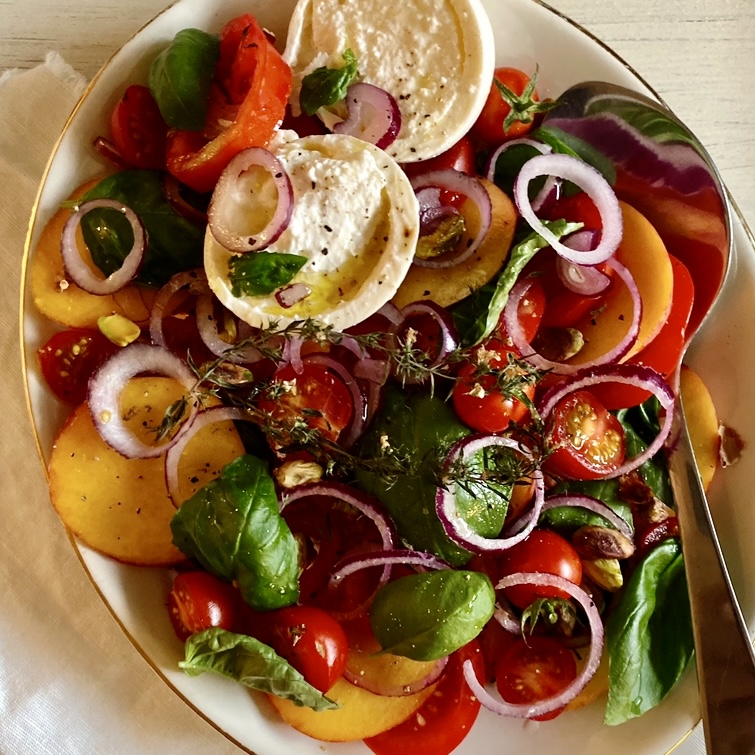 Salade tomates, pêches & burrata