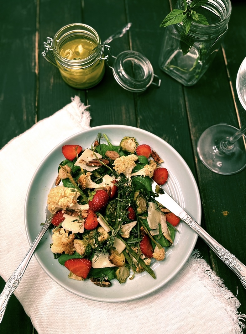Salade fraises, pétoncles, épinards & sel du St-Laurent
